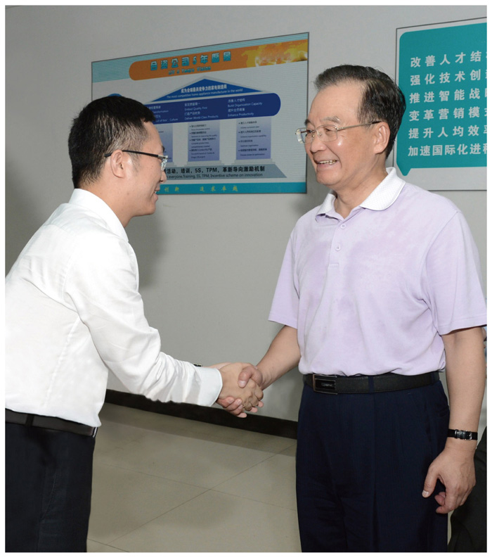 温总理亲切接见bsports电器副董事长任富佳-1.jpg
