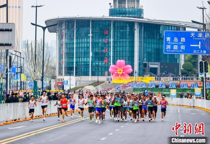 2025武汉马拉松开跑 4万跑者樱花赛道共赏春日美