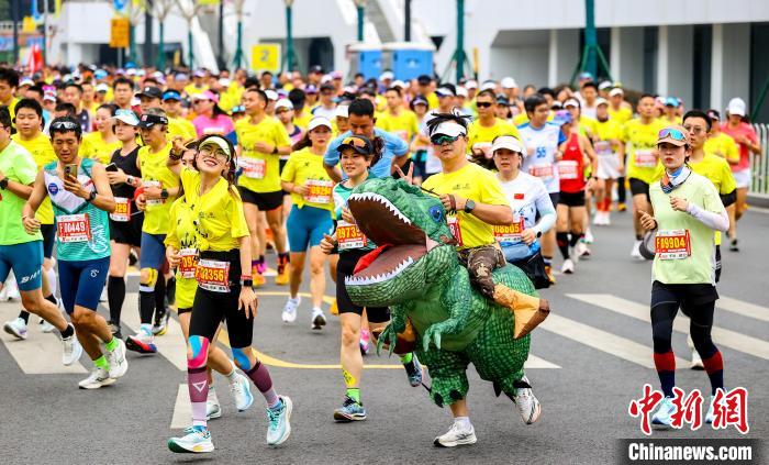 2025武汉马拉松开跑 4万跑者樱花赛道共赏春日美