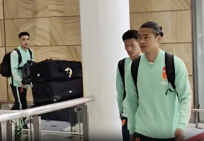 国足经济舱抵达悉尼 邵佳一亲民举动引球迷赞誉