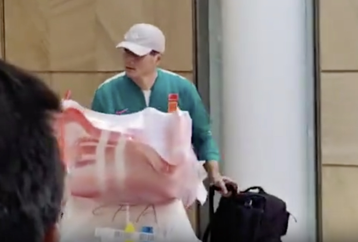 国足经济舱抵达悉尼 邵佳一亲民举动引球迷赞誉