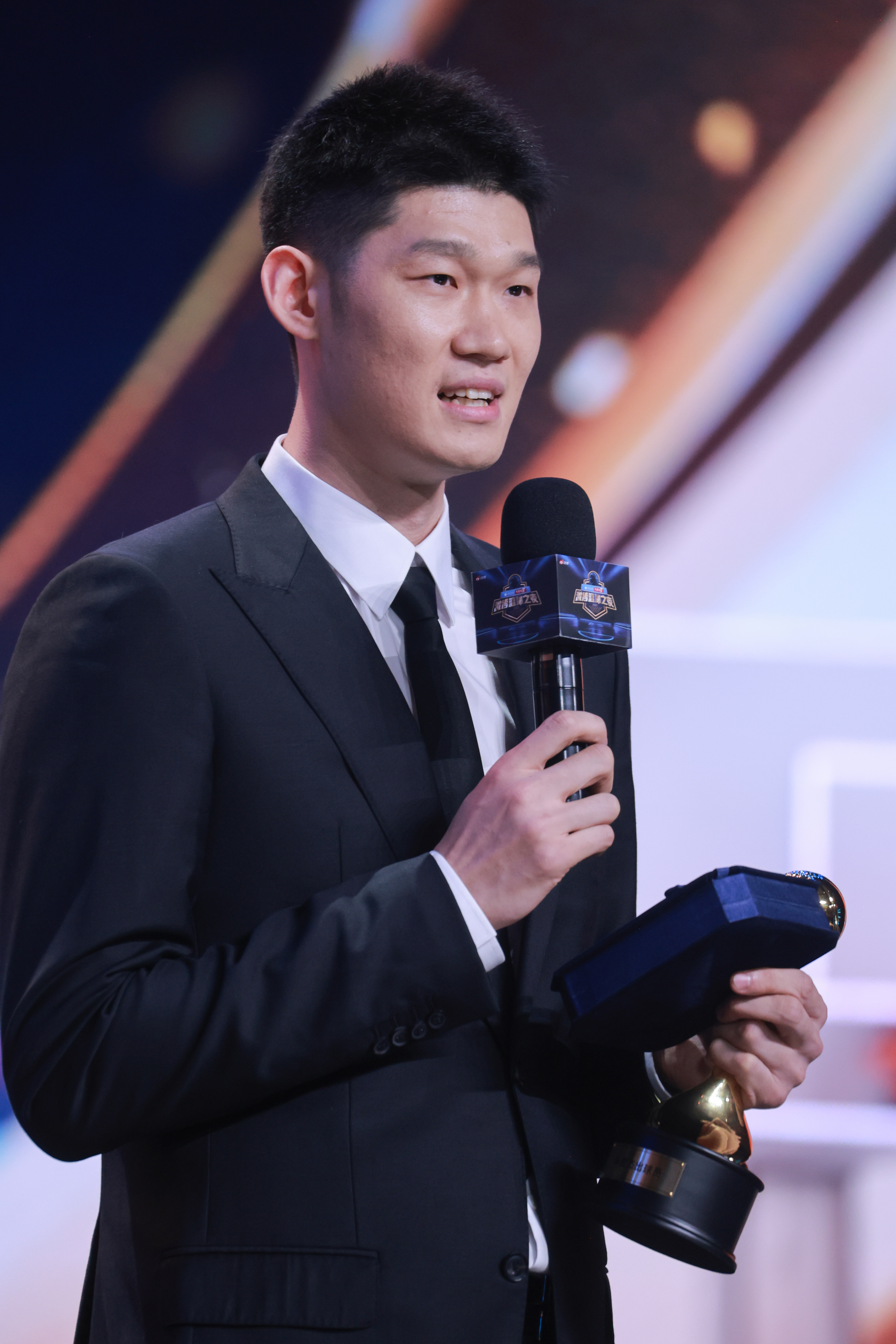 胡金秋赵睿荣膺2025微博篮球之夜年度杰出球员