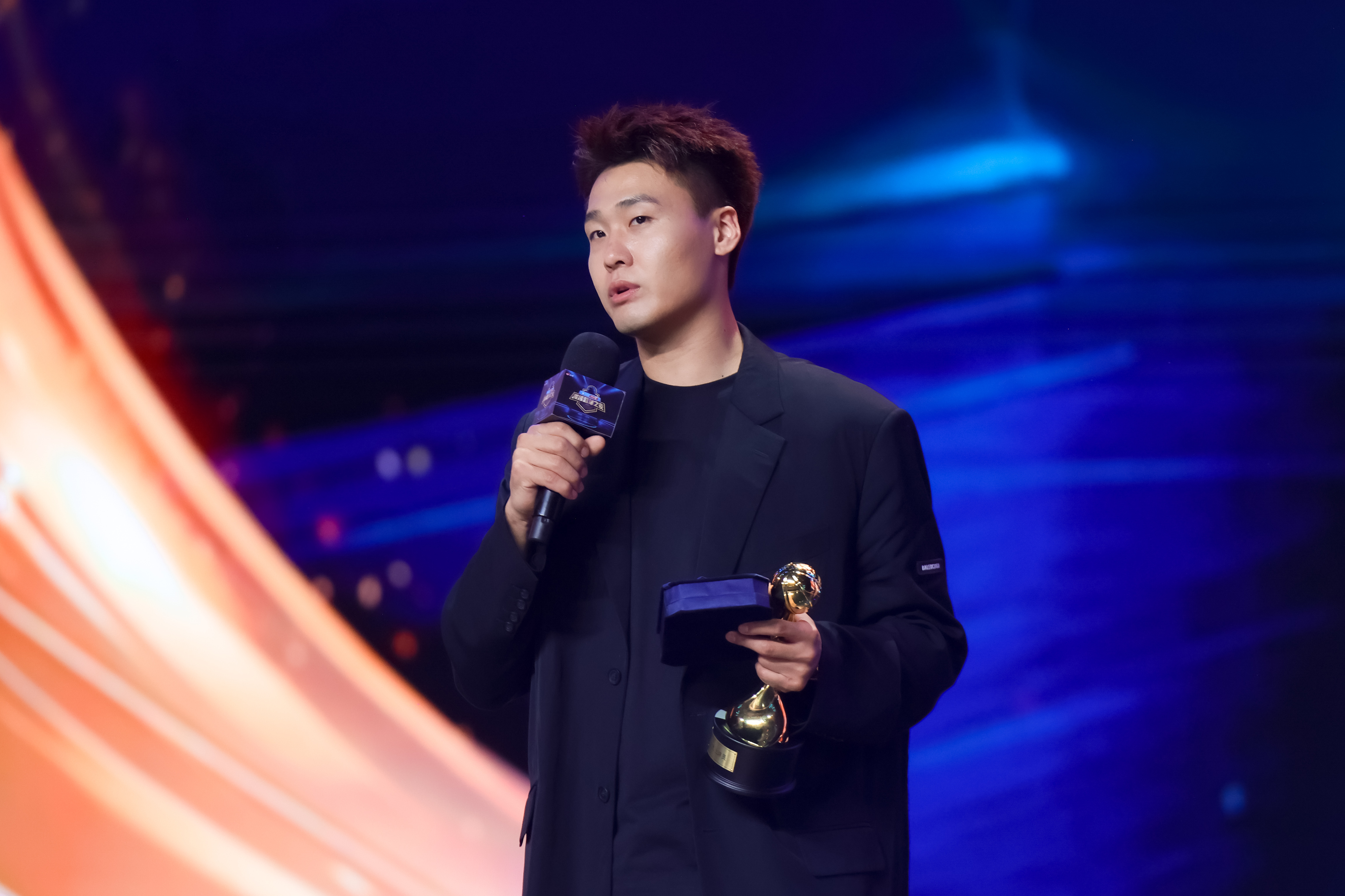 胡金秋赵睿荣膺2025微博篮球之夜年度杰出球员