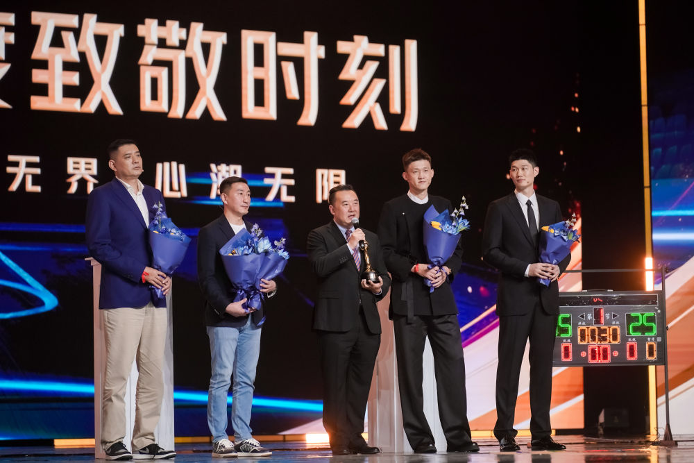 胡金秋赵睿荣膺2025微博篮球之夜年度杰出球员