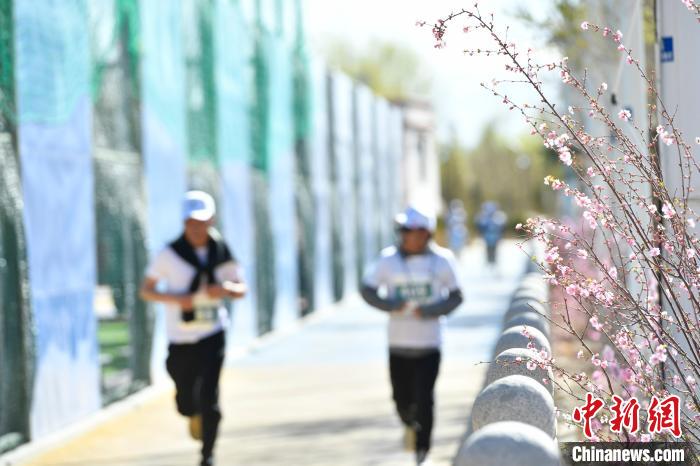 西藏拉萨5公里欢乐跑吸引400余人参与
