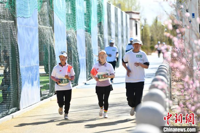 西藏拉萨5公里欢乐跑吸引400余人参与