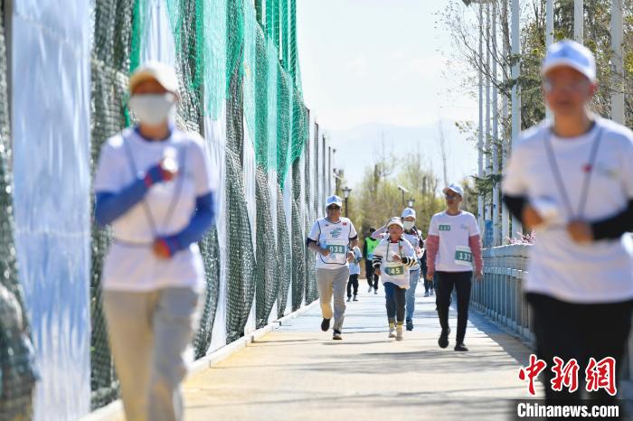 西藏拉萨5公里欢乐跑吸引400余人参与