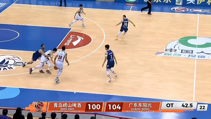 青岛男篮韦瑟斯庞关键时刻消极比赛遭主帅怒斥