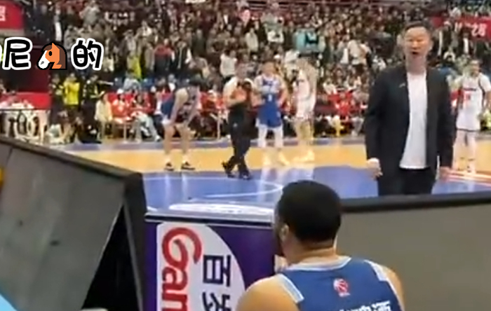 青岛男篮韦瑟斯庞关键时刻消极比赛遭主帅怒斥