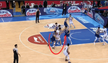 青岛男篮韦瑟斯庞关键时刻消极比赛遭主帅怒斥