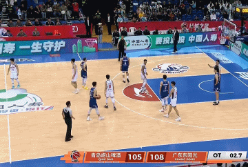 青岛男篮韦瑟斯庞关键时刻消极比赛遭主帅怒斥